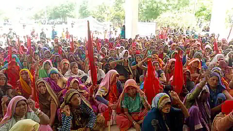 मध्य प्रदेशः जंगलों को बचाने के लिए चिपको केे बाद आदिवासी महिलाओं का बैठो आंदोलन!