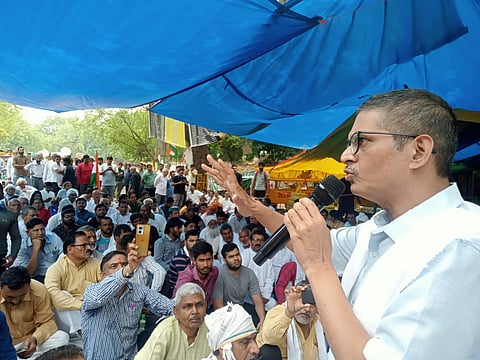 जंतर-मंतर धरना स्थल पर लोगों को सम्बोधित करते अमिताभ ठाकुर