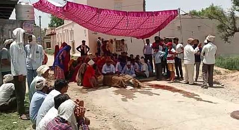 घटना स्थल पर शव के साथ बैठे लोग