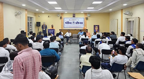 भीम सेना के सम्मेलन में बाबा साहब की पुष्पांजलि देते कार्यकर्ता।