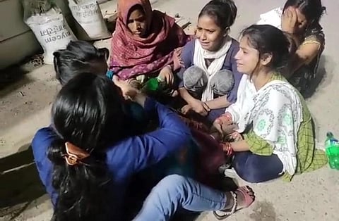 बेटी का शव मिलने के बाद रुदन करते परिजन