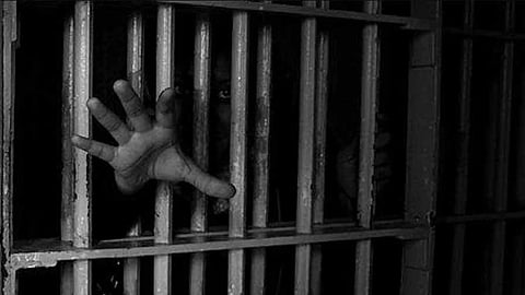 लड़का फिलहाल अहमदाबाद के जायडस अस्पताल में आईसीयू में भर्ती है और डायलिसिस पर है।