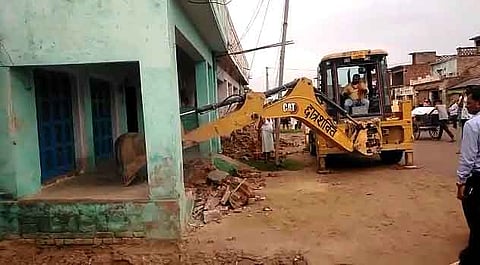 उत्तर प्रदेश: अयोध्या में बिना पूर्व नोटिस के घरों पर चलाया बुलडोजर!
