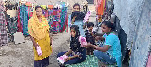 मूकनायक टीम की ओर से जागरूकता के साथ-साथ महिलाओं में बांटें गए सेनेटरी पैड