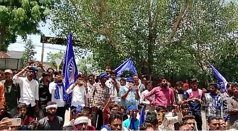 राजस्थान के इस जिले में क्यों दलित युवा नीला गमछा डालकर सड़क पर उतरे!