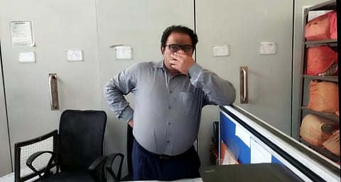 आरोपी वेद प्रकाश यादव कैमरे के सामने हाथ से चेहरा छिपाते हुए