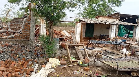 बुलडोजर से मकान गिराने के बाद मौके पर फैला मलबा।