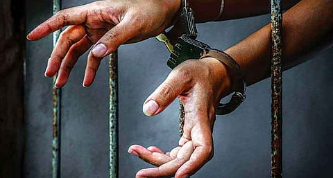 यूपी: स्कूल में छात्रा की छत से गिरकर मौत के मामले में प्रबंधक और उसका बेटा गिरफ्तार, जनिये क्या है पूरा मामला?