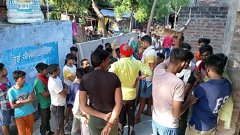 घटनास्थल पर जमा भीड़।