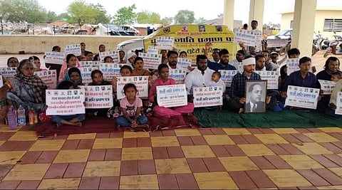 फर्जी जाति प्रमाण पत्र से नौकरी पाने वाले कार्मिकों को सेवा से बर्खास्त करने की मांग को लेकर धरने पर बैठे युवा।