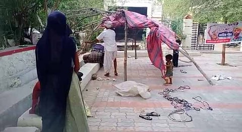 कार्तिक भील का परिवार जिस जगह पर 6 महीने से धरना देकर बैठा है। वहां बीते दिनों रोड लाइटों को बंद करवा दिया गया। मासूम बच्चों को धूप से बचाने के लिए धरना स्थल पर लकड़ियों के सहारे लगाए कपड़े को हटाने का दबाव बनाया गया।