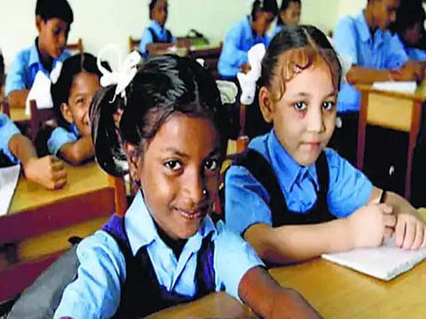 शैक्षिक असमानता: बेटियों को सरकारी तो बेटों को पढ़ाते हैं प्राइवेट स्कूल में!