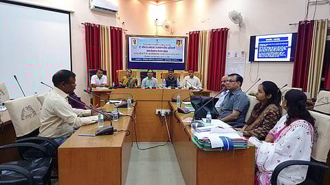 डॉ. भीमराव अंबेडकर दलित आदिवासी उद्यम प्रोत्साहन योजना की आमुखीकरण कार्यशाला को संबोधित करते जिला कलक्टर।