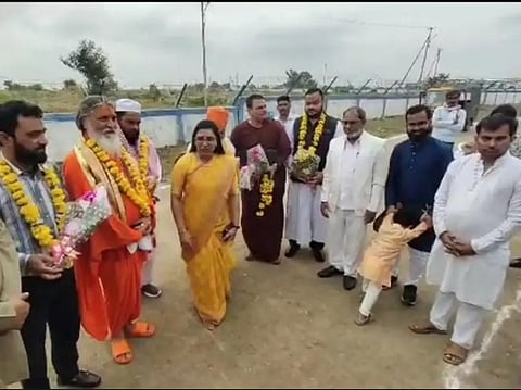 सर्वधर्म सम्मेलन में मौजूद अतिथि।