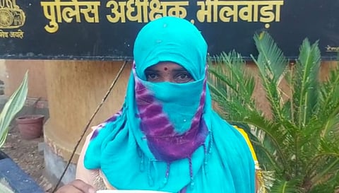 पीड़ित महिला एसपी कार्यालय के बाहर न्याय की गुहार लगाते हुए।