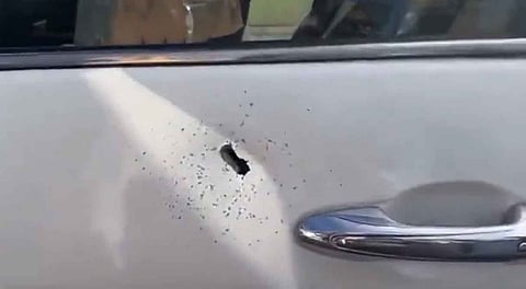 कार के दरवाजे में लगी गोली