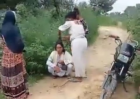 उत्तर प्रदेश: किन्नर बनने का दबाव बनाया, विरोध करने पर मुस्लिम युवक को गंजा कर पेशाब पिलाया!