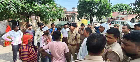 गोरखपुर के बड़हलगंज में ट्रैक्टर पर अश्लील गाने का विरोध करने पर दलित की हत्या के बाद मौजूद पुलिस अधिकारी।