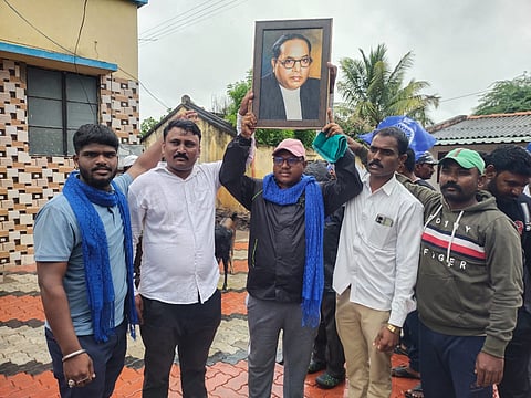 महाराष्ट्र: "जिस गांव में बाबा साहब के नाम को हटाया गया, उस गांव में नहीं रहना"