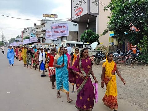 बालाघाट. पैदल मार्च कर कलक्टरी जाते आदिवासी।