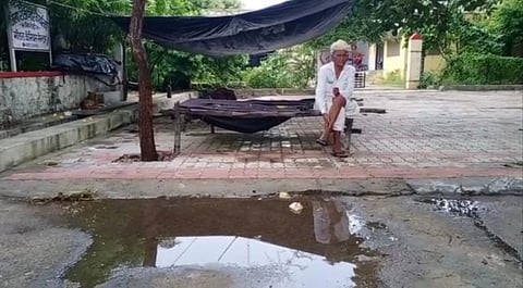 धरना स्थल पर कार्तिक के पिता