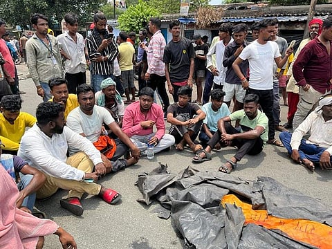 छात्रा का शव रखकर प्रदर्शन करते लोग.