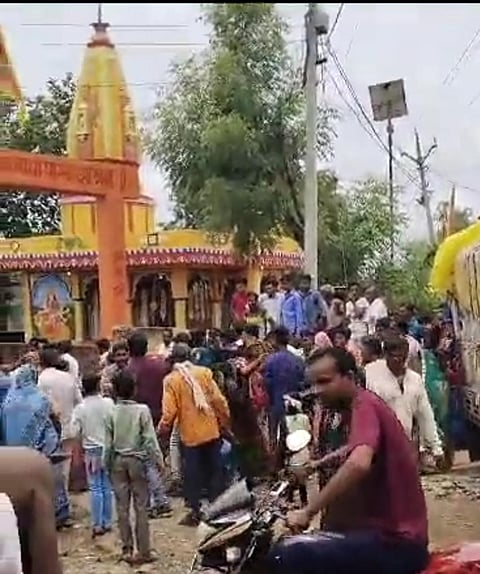 घटना के दौरान मौके पर जमा लोग।