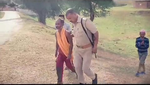 सोनभद्र। आरोपी को गिरफ्तार कर ले जाती पुलिस।