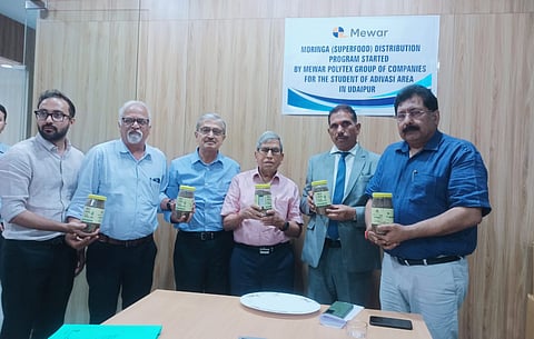 मोरविटा हैल्थ ड्रिंक का लोकार्पण करते हुए अतिथि