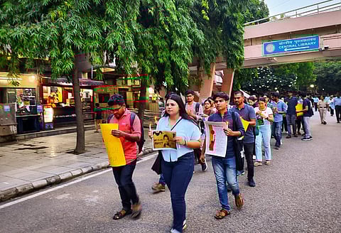 दिल्ली। दलित छात्र की मौत के बाद प्रोटेस्ट करते स्टुडेंट।