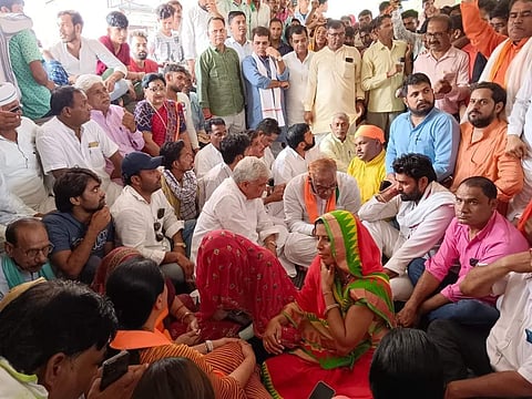 हिण्डौन में अस्पताल के बाहर धरने पर बैठे डॉ किरोड़ीलाल मीणा, परिजनों के साथ ग्रामीणों की भीड़