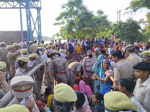 सीतापुर के बिसवां में बिसवां बहराइच मार्ग को जाम कर कार्रवाई की मांग करते ग्रामीण