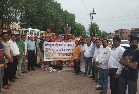 जोधपुर में मणिपुर आदिवासी महिलाओं पर ज्यादती के विरोध में प्रदर्शन करते आदिवासी संगठन