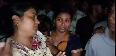 घटना की जानकारी देती मृतक वृद्ध के परिवार की महिलाएं।