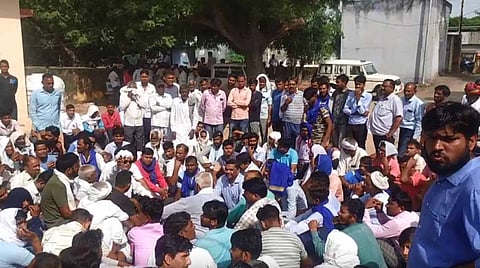 घटना के बाद प्रदर्शन कर रहे परिजन व समाज के बीच कुल 10 मांगों पर समझौता हो गया है।