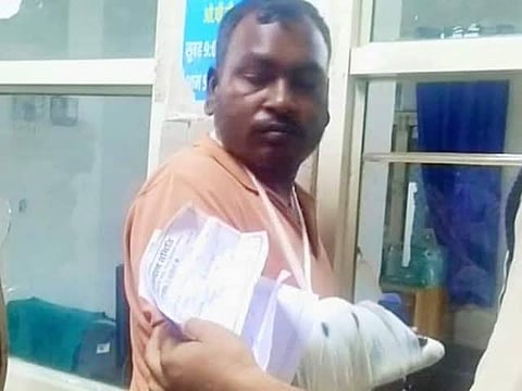 घायल आदिवासी युवक