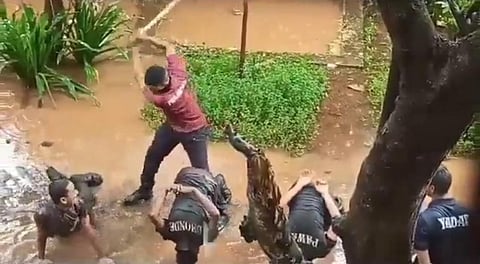 बरसात के गंदे पानी में लट्ठ से पिटाई करने का वीडियो सोशल मीडिया पर वायरल