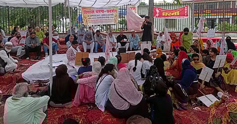 सामाजिक कार्यकर्ताओं ने शहीद स्मारक पर धरना-प्रदर्शन कर अमन का आह्वान किया।