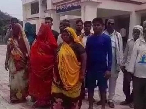 हाथरस में दलितों को कांवड़ न चढ़ाने देने पर एसपी कार्यालय पहुंचे ग्रामीण