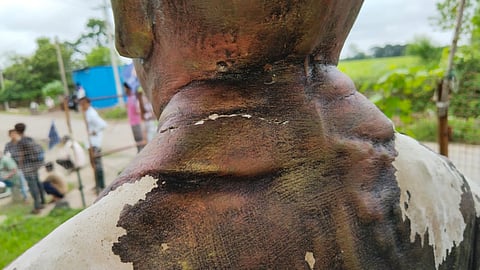 बाबा साहब की क्षतिग्रस्त की गई मूर्ति।