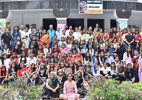 विद्या भवन उदयपुर में  "अभिलाषा" कार्यक्रम के उद्घाटन समारोह में छात्राओं ने रंगारंग कार्यक्रम प्रस्तुत किये