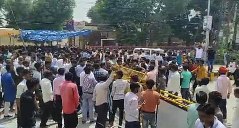 Follow up कुचामन दलित दोहरा हत्याकांड: नहीं हुआ शवों का पोस्टमार्टम, परिजनों के साथ थाने के बाहर धरने पर बैठे बहुजन