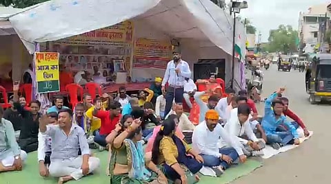 मध्य प्रदेश: खंडवा में 24 दिनों से आमरण अनशन कर रही महिला सफाई कर्मी को पुलिस ने बलपूर्वक हटाया
