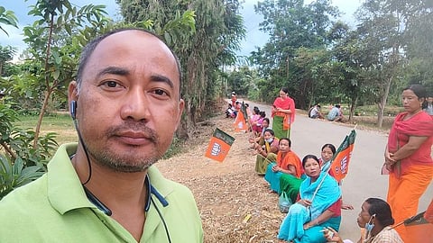 एक आरोपी की बीजेपी के कार्यक्रम के दौरान की ये तस्वीर अब सोशल मीडिया पर वायरल है