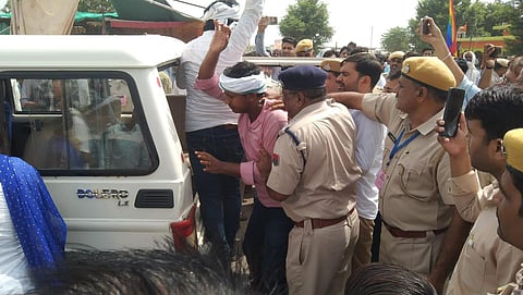 सभा स्थल से किसानों को वाहनों में ठूसती पुलिस