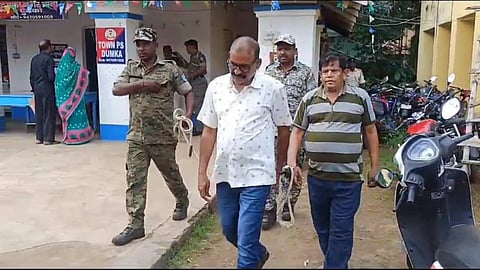 आवासीय विद्यालय के प्रभारी प्रिंसिपल और नाईट गार्ड.