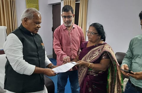 पूर्व मुख्यमंत्री जीतनराम मांझी को प्रस्ताव पत्र सौंपते सदस्य