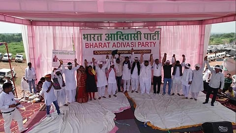 बीएपी की राष्ट्रीय कार्यकारिणी मंच पर एकसाथ जनता का अभिवादन करते हुए