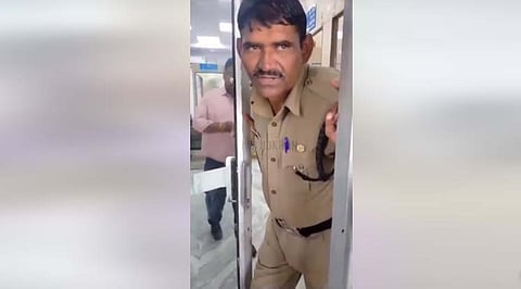 मुस्लिम महिला को बैंक परिसर में जाने से रोक दिया गया।