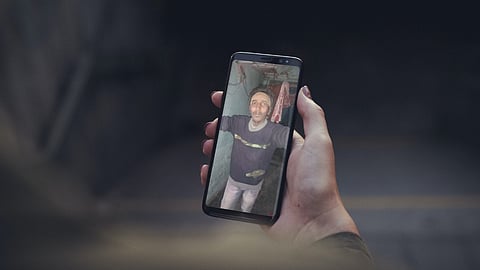 मोबाइल में मृतक इशाक (24) की फाइल फोटो दिखाती एक स्थानीय महिला.